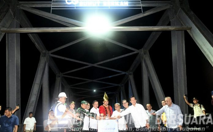 Teks Foto : Gubernur Sumatera Utara (Sumut) Muhammad Bobby Afif Nasution didampingi Bupati Nias Barat Eliyunus Waruwu, Bupati Nias Ya'atulo Gulo, serta forkopimda Nias Barat melakukan penandatanganan prasasti sekaligus meresmikan Jembatan Idano Noyo di Kecamatan Mandrehe, Kabupaten Nias Barat, Rabu (11/2/2026) malam. Gubernur juga melakukan peninjauan sambil menyapa ribuan warga yang antusias hadir pada kesempatan tersebut. (Foto : Ist) 