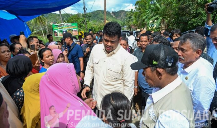 Teks Foto :  Gubernur Sumut, Bobby Nasution meninjau lokasi bencana banjir di Desa Lopian dan Aek Horsik, Kecamatan Badiri, Kabupaten Tapanuli Tengah, Rabu (18/2/2026). Usai meninjau lokasi bencana banjir, Gubernur Sumut juga berdialog bersama masyakat terdampak banjir di lokasi tersebut. (Foto ; Dinas Komunikasi dan Informatika Provinsi Sumut / Imam Syahputra). (Foto : Ist) 