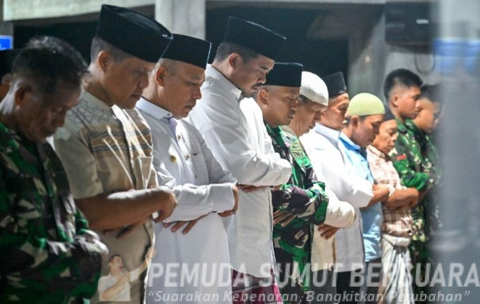 Teks Foto :  Gubernur Sumut, Bobby Nasution melaksanakan Salat Tarawih Perdana di Masjid Al Huda, Desa Hutanabolon, Kecamatan Tukka, Kabupaten Tapanuli Tengah, Rabu Malam (18/2/2026). Lokasi ini kembali terdampak banjir akibat hujan deras pada 16 Februari lalu. (Foto : Ist) 