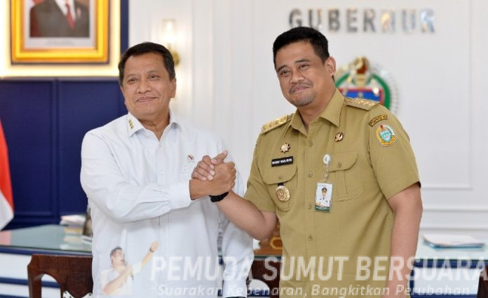 Teks Foto : Gubernur Sumatera Utara (Sumut) Bobby Nasution menerima kunjungan kerja Wakil Menteri Pendayagunaan Aparatur Negara dan Reformasi Birokrasi Purwadi Arianto di Ruang Kerja Lantai 10 Kantor Gubernur Sumut Jalan Diponegoro Kota Medan, Senin (23/2/2026).(Foto : Ist) 