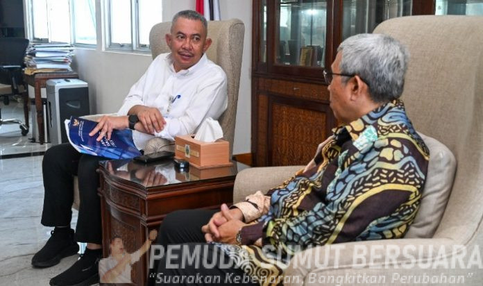 Teks Foto :  Sekdaprov Sumut, Sulaiman Harahap menerima Audiensi Komisioner Komisi Informasi Sumut dalam rangka penyerahan Laporan Kinerja Komisi Informasi Sumut Tahun 2025 di Ruang Kerja Sekdaprov Sumut, Lantai 9 Kantor Gubernur Sumut, Jalan Diponegoro No. 30, Medan, Selasa (24/2/2026). (Foto : Ist) 