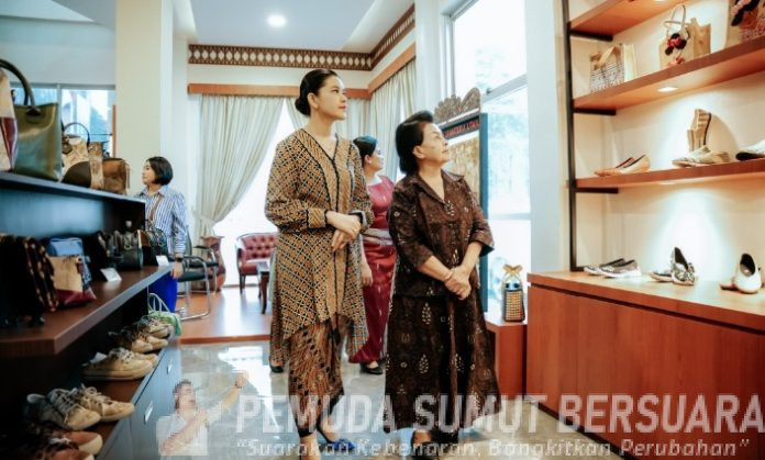 Teks Foto :  Ketua Dewan Kerajinan Nasional Daerah (Dekranasda) Sumatera Utara (Sumut), Kahiyang Ayu, memperkenalkan berbagai ragam kriya khas Sumut kepada Ketua Umum Ikatan Adhyaksa Dharmakarini (IAD) Pusat, Sruning Burhanuddin, saat kunjungan ke Galeri Dekranasda Sumut di Jalan Iskandar Muda, Medan, Kamis (26/2/2026). (Foto : Ist)