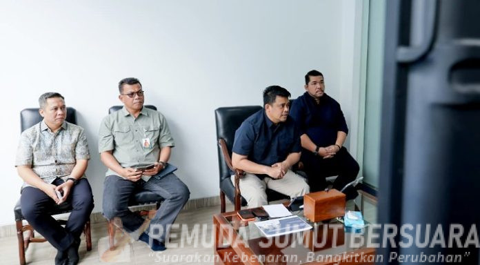 Teks Foto :  Gubernur Sumatera Utara (Sumut) Muhammad Bobby Afif Nasution mengikuti Rapat Koordinasi Tingkat Menteri Satgas Rehabilitasi dan Rekonstruksi Pascabencana di Pulau Sumatera, di Kantor Kementerian Koordinator Bidang Pembangunan Manusia dan Kebudayaan (PMK), Jakarta, Jumat (27/2/2026). (Foto : Ist) 
