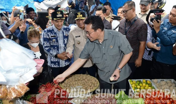 Teks Foto :  Wakil Gubernur Sumatera Utara (Sumut) Surya mendampingi Menteri Perdagangan RI Budi Santoso pada kunjungan kerja (kunker) di Pasar Gambir Kecamatan Tebingtinggi, Kota Tebingtinggi, Jumat (27/2/2026). kunker tersebut dilakukan dalam rangka memantau harga dan ketersediaan bahan pokok di bulan Ramadan dan Idulfitri 1447 H. (Foto : Ist)
