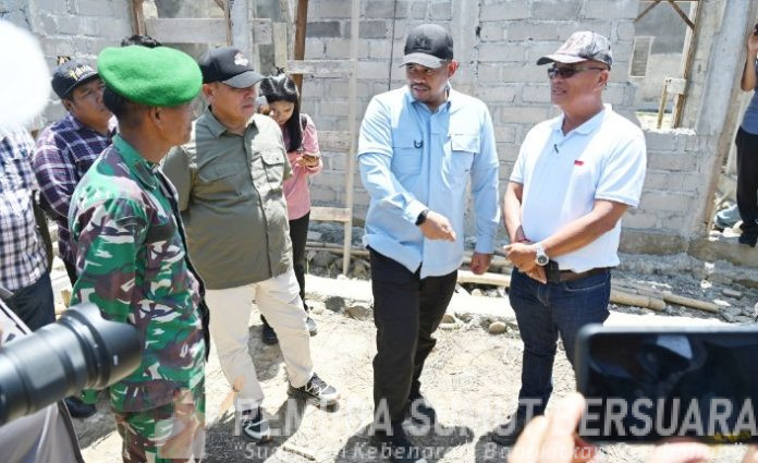 Teks Foto : Gubernur Sumateta Utara (Sumut) Muhammad Bobby Nasution meninjau pembangunan Hunian Tetap (Huntap) dan menyapa warga di Hunian Sementara (Huntara) di Asrama Haji Pinangsori Kabupaten Tapanuli Tengah, Minggu (01/03/2026).(Foto : Ist) 