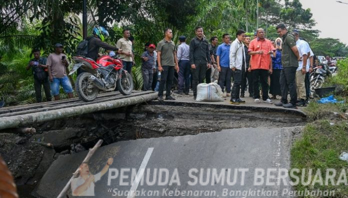 Teks Foto : Gubernur Sumut Bobby Nasution meninjau ruas jalan putus di Kecamatan Padangtualang, Kabupaten Langkat, baru-baru ini. Ruas jalan tersebut merupakan jalur alternatif masyarakat Padangtualang menuju Stabat dan Tanjungpura. (Foto : Ist)