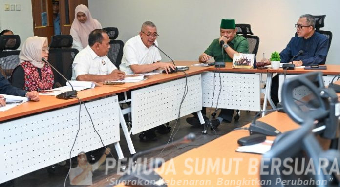 SIARAN PERS DINAS KOMUNIKASI DAN INFORMATIKA 4 MARET 2026 – 17/DISKOMINFO SUMUT/2026 Pj Sekdaprov Hadiri RDP Penetapan Timsel KPID Sumut MEDAN – Penjabat (Pj) Sekretaris Daerah Provinsi) (Sekdaprov) Sumatera Utara (Sumut), Sulaiman Harahap, menghadiri rapat dengar pendapat (RDP) bersama Komisi A Dewan Perwakilan Rakyat Daerah (DPRD) Sumut terkait penetapan Tim Seleksi (Timsel) Komisioner Komisi Penyiaran Indonesia Daerah (KPID) Sumut, Rabu (4/3/2026) Rapat tersebut dipimpin Ketua Komisi A DPRD Sumut Usman Jakfar, didampingi Wakil Ketua Zeira Salim Ritonga serta anggota komisi lainnya. Turut mendampingi Pj Sekdaprov, Sekretaris DPRD Sumut Zulkifli, Sekretaris Dinas Kominfo Sumut Yazid Matondang, Kabid IKP Porman Juanda Mahulae, serta para komisioner KPID Sumut. Dalam rapat itu, Sulaiman Harahap menyampaikan bahwa proses penjaringan calon komisioner KPID akan dilaksanakan sesuai mekanisme yang berlaku dan menjadi tugas Timsel. Ia juga merupakan satu dari lima anggota Timsel yang akan menyelenggarakan proses seleksi tersebut. “Kita ikut kepada ketentuan yang ada, dan akan menjalankan mekanisme sebagaimana tugas Timsel untuk proses seleksi. Nanti hasilnya akan disampaikan kepada Komisi A DPRD Sumut,” sebut Pj Sekdaprov. Adapun Timsel yang ditetapkan untuk penjaringan calon komisioner KPID Sumut terdiri dari Corry Novrica AP Sinaga MA, Dr Faisal, dan Dr Yovita Sabarina Sitepu (akademisi). Dari KPI Pusat terdapat nama Mimah Susanti, serta Sulaiman Harahap mewakili unsur Pemerintah Provinsi. “Jadi sudah ada penetapan tadi, dari Timsel ini Ketuanya adalah Ibu Corry Novrica Sinaga. Untuk sekretariat nanti ada di Kantor KIPD Sumut. Kami akan jalankan proses (seleksi) ini dengan baik,” ungkap Sulaiman Harahap. Senada dengan itu, Wakil Ketua Komisi A DPRD Sumut Zeira Salim Ritonga memastikan bahwa setelah komposisi Timsel ditetapkan, tahapan seleksi akan segera berjalan. Dukungan anggaran juga telah ditegaskan agar seluruh proses dapat berlangsung lancar. “Untuk saat ini komisioner KPID Sumut yang ada itu masanya diperpanjang hingga nanti ada komisioner yang baru hasil seleksi. Untuk targetnya adalah lima bulan berjalan, sehingga Agustus nanti kita harapkan sudah ada tujuh nama,” sebut Zeira. Komisi A DPRD Sumut menyambut baik atensi Pj Sekdaprov dalam pembentukan Timsel KPID. Dengan telah ditetapkannya komposisi tersebut, proses seleksi diharapkan berjalan sesuai rencana hingga penetapan dan pelantikan komisioner KPID Sumut yang baru.** (H13/DISKOMINFO SUMUT) FOTO Pj. Sekdaprov Sumut, Sulaiman Harahap menghadiri Rapat Dengar Pendapat Panitia Seleksi Komisi Penyiaran Indonesia Daerah Provinsi Sumatera Utara (KPID Sumut) bersama Komisi A DPRD Sumut di Ruang Rapat Komisi A DPRD Sumut, Jalan Imam Bonjol, Medan, Rabu (4/3/2026). (Foto : Dinas Komunikasi dan Informatika Provinsi Sumut / Imam Syahputra).