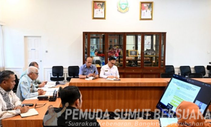 Teks Foto :  Wakil Gubernur Sumatera Utara Surya didampingi Asisten Administrasi Umum Muhammad Suib dan Kepala Kepala Badan Keuangan dan Aset Daerah (BKAD) Timur Tumanggor serta beberapa perwakilan Organisasi Perangkat Daerah (OPD) mengikuti Rapat Koordinasi Sosialisasi Surat Edaran tentang penyesuaian TKD TA 2026 dalam APBD bagi daerah terdampak bencana wilayah Provinsi. Rapat dipipin angsung oleh Mendagri RI Tito Karnavian dilakukan secara daring dari Rumah Dinas Wakil Gubernur Sumut Jalan Teuku Daud, Kamis (5/3/2026).(Foto : Ist) 