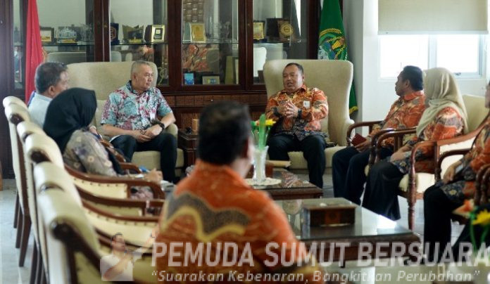 Teks Foto : Pj Sekretaris Daerah Provinsi Sumatera Utara (Sumut) Sulaiman Harahap menerima kunjungan kerja Kepala Badan Pusat Statistik (BPS) Sumut Asim Saputra di Ruang Kerja Lantai 9 Kantor Gubernur Sumut Jalan Diponegoro Kota Medan. Jumat (6/3/2026). Kunjungan tersebut dalam rangka sosialisasi Sensus Ekonomi 2026 yang akan dilaksanakan pada 1 Mei - 31 Juli 2026 mendatang.(Foto : Ist)