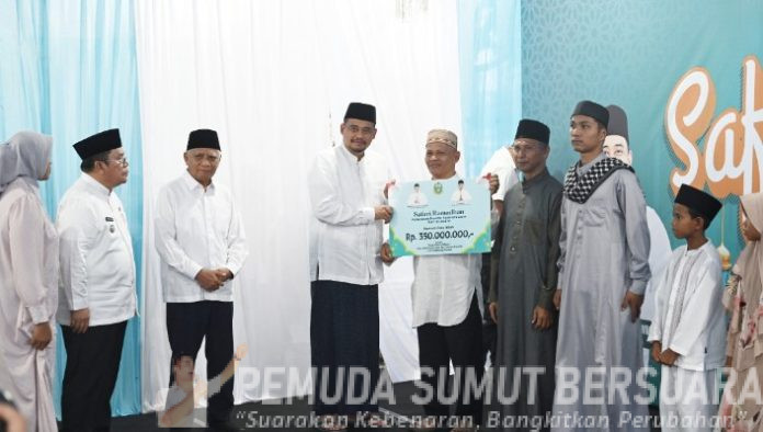 Teks Foto : Gubernur Sumatera Utara [Sumut] Muhammad Bobby Nasution didampingi Wakil Gubernur Sumut Surya melaksanakan kegiatan Safari Ramadan di Masjid Nurul Ikhwan Kota Pematang Siantar, Jumat (06/03/2026).(Foto : Ist) 