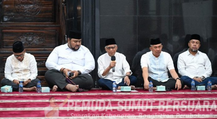 Teks Foto : Wakil Gubernur Sumut Surya bersama Pj. Sekdaprov Sumut Sulaiman Harahap dan Jajaran Pimpinan OPD Sumut menghadiri Peringatan Nuzulul Qur'an 1447 H Lingkungan Pemprov Sumut di Masjid Rumah Dinas Gubernur Sumut, Jalan Sudirman No. 41, Medan, Sabtu Malam (7/3/2026). Turut hadir sebagai Penceramah yaitu Ustaz Yasir Tanjung. (Foto : Ist) 