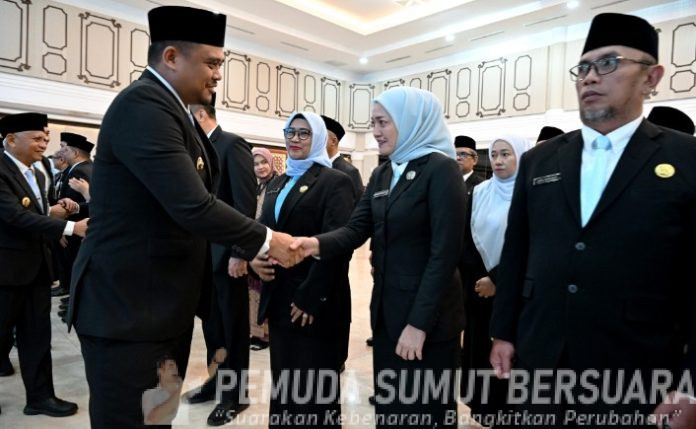 Teks Foto :  Gubernur Sumatera Utara (Sumut) Bobby Nasution di damping Wakil Gubernur Surya, Pj Sekdaprov Sulaiman Harahap serta sejumlah OPD, melantik dan mengambil sumpah janji, serta pengukuhan pejabat pimpinan tinggi pratama, pejabat administrator, dan pejabat pengawas di Aula Raja Inal Siregar, Kantor Gubernur Sumut, Jalan Diponegoro, Senin (9/3/2026).(Foto : Ist) 