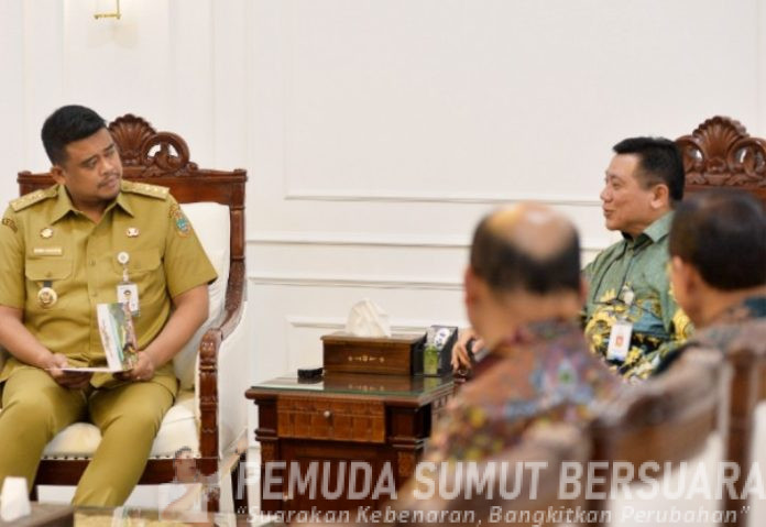 Teks Foto : Gubernur Sumatera Utara (Sumut) Bobby Nasution menerima kunjungan kerja Deputi Bidang Pembangunan Wilayah Kementerian PPN/Bappenas, Dirjen Bangda Kemendagri dan Deputi Bidang Koordinasi Penanggulangan Bencana dan Konflik Sosial Kemenko PMK di Ruang Kerja Lantai 10 Kantor Gubernur Sumut Jalan Diponegoro Kota Medan, Senin (9/3/2026). Kunjungan tersebut membahas tentang perkembangan dan Pemutakhiran serta finalisasi Rencana Induk Percepatan Rehabilitasi dan Rekonstruksi Pasca Bencana Sumut.(Foto : Ist) 