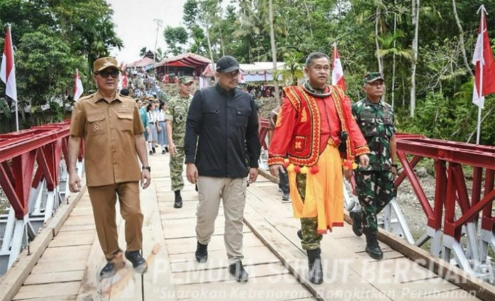 Teks Foto : Gubernur Sumatera Utara (Sumut) Muhammad Bobby Afif Nasution meresmikan Jembatan Bailey bersama Kepala Staf Angkatan Darat (KSAD) Jenderal TNI Maruli Simanjuntak di Desa Silfalago Gomo, Kecamatan Boronadu, Kabupaten Nias Selatan, Selasa (10/3/2026). Keberadaan jembatan tersebut diharapkan dapat memperlancar mobilitas masyarakat. (Foto/Ist)