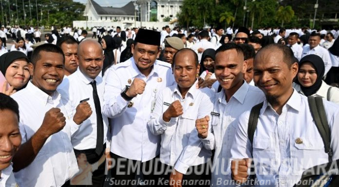 Teks foto :  Gubernur Sumatera Utara (Sumut) Bobby Nasution foto bersama PPPK Paruh Waktu, usai apel penyerahan SK PPPK Paruh Waktu di Lapangan Astaka, Jalan Pancing, Deliserdang, baru-baru ini. (Foto : Ist) 