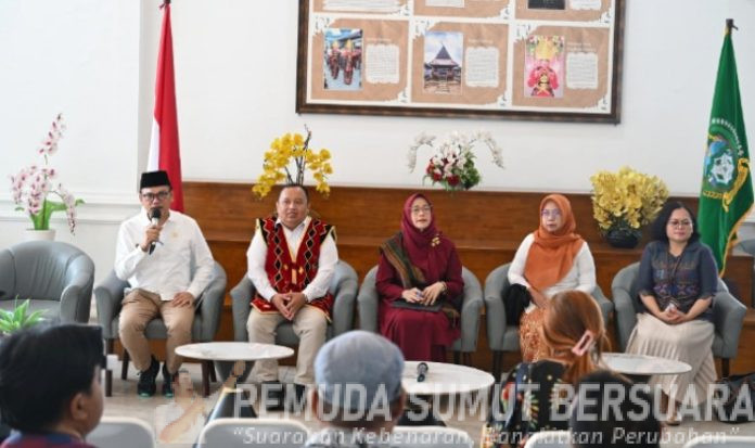 SIARAN PERS DINAS KOMUNIKASI DAN INFORMATIKA 12 MARET 2026 – 40/DISKOMINFO SUMUT/2026 Dua Juta Pelaku Usaha di Sumut Akan Disensus, Termasuk Bisnis Online MEDAN – Badan Pusat Statistik (BPS) Sumatera Utara (Sumut) akan melaksanakan Sensus Ekonomi pada Mei hingga Agustus 2026. Sebanyak dua juta pelaku usaha menjadi sasaran sensus tersebut, mulai dari usaha besar, UMKM, hingga bisnis berbasis online. Hal tersebut disampaikan Kepala BPS Sumut Asim Saputra saat temu pers tentang Sensus Ekonomi 2026 yang difasilitasi Dinas Komunikasi dan Informatika (Kominfo) Sumut di Lobby Dekranasda Lantai 1 Kantor Gubernur Sumut, Jalan Pangeran Diponegoro Nomor 30 Medan, Kamis (12/3/2026). Asim Saputra menjelaskan, sensus ini penting untuk memotret secara riil struktur perekonomian Indonesia, termasuk perkembangan ekonomi digital. Menurutnya, strategi pertumbuhan ekonomi tidak lagi dapat disusun dengan pendekatan lama. “Jika dulu perkembangan usaha bisa dilihat dari toko-toko fisik, saat ini banyak usaha berkembang melalui platform digital,” ujarnya. Ia mengatakan, sekitar dua juta pelaku usaha akan didata dalam sensus tersebut. Dari jumlah itu, sekitar 1,5 juta pelaku usaha telah teridentifikasi, sementara sekitar 300 hingga 500 ribu lainnya masih belum terdata secara jelas. 