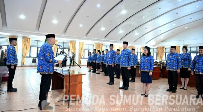 Teks Foto : Penjabat Sekretaris Daerah Provinsi (Sekdaprov) Sumatera Utara (Sumut) Sulaiman Harahap mengukuhkan Dewan Pengurus KORPRI Kabupaten Karo periode 2025-2030 di Aula Rakotta Brahmana Kantor Bupati Kabupaten Karo, Kamis (12/3/2026). (Foto : Ist) 