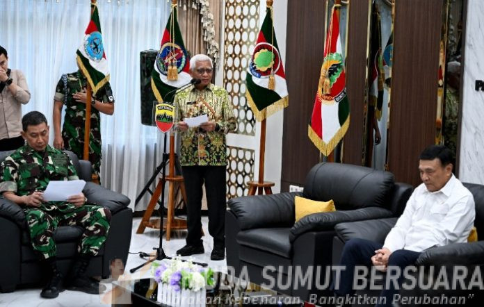 Teks Foto :  Wakil Gubernur Sumatera Utara (Sumut) Surya, di damping OPD beserta Forkopimda dan Tokoh Masyarakat / Tokoh Agama, bersilaturahmi Bersama Mentri Koordinator Politik dan Keamanan RI Djamari Chaniago di Markas Komando Daerah Militer I Bukit Barisan, jalan Gatot Subroto Km 7.5 Medan, Minggu (15/3/2026). (Foto : Ist) 