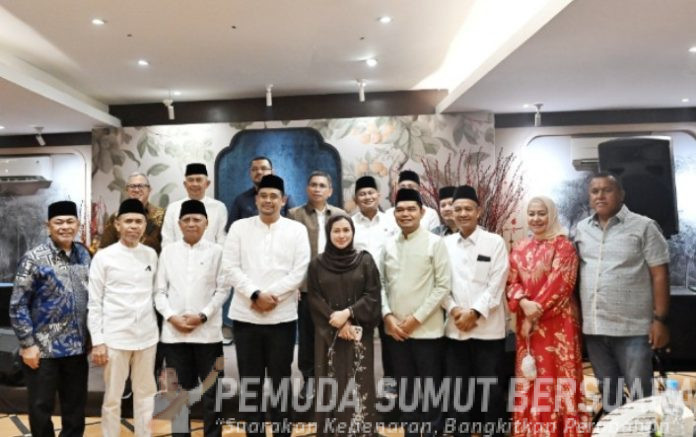 Teks Foto :  Gubernur Sumatera Utara (Sumut) Bobby Nasution didampingi Wakil Gubernur Sumut Surya dan Pj. Sekda Provinsi Sumut Sulaiman Harahap menggelar acara buka puasa bersama jajaran pimpinan dan anggota DPRD Sumut di Restoran Pondok Indah, Jalan Hasanuddin, Medan, Minggu (15/3/2026).(Foto : Ist) 