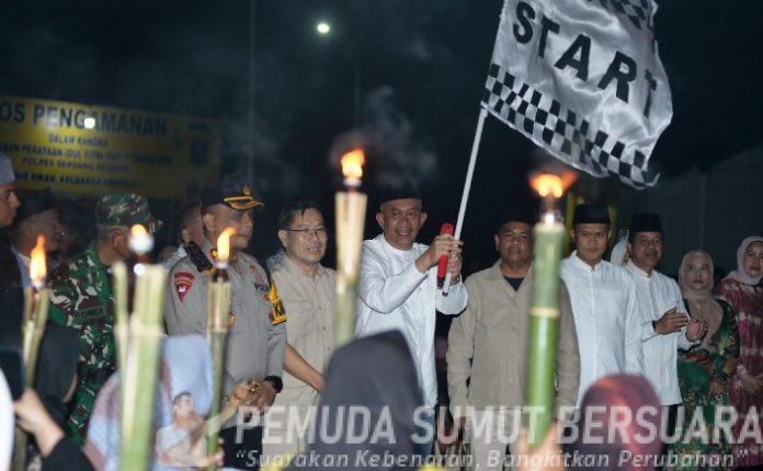 Teks Foto :  Pj Sekretaris Daerah Provinsi Sumatera Utara (Sumut) Sulaiman Harahap bersama Bupati Serdangbedagai Dharma Wijaya melepas pawai obor dan pawai kendaraan hias dalam rangka menyambut Idulfitri 1447 H di Alun-alun Masjid Agung Sei Rampah Jalan Lintas Medan-Tebingtinggi. (Foto : Ist)