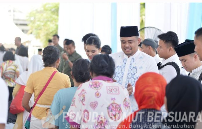 Teks Foto :  Gubernur Sumatera Utara (Sumut) Bobby Nasution didampingi Ketua TP PKK Provinsi Sumut Kahiyang Ayu menggelar open house serta membagikan bantuan sembako dan THR kepada masyarakat di Rumah Dinas Gubernur Jalan Jenderal Sudirman Kota Medan, Sabtu (21/3/2026).(Foto : Ist)