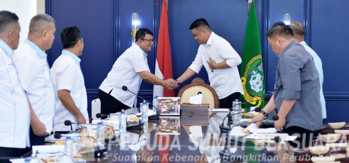 Teks Foto : Gubernur Sumatera Utara (Sumut) Bobby Nasution menerima kunjungan kerja Pengurus KONI Sumut di Ruang Rapat Lantai 10 Kantor Gubernur Sumut Jalan Diponegoro Kota Medan. Selasa (7/4/2026). KONI memamparkan berbagai program kerja yang meliputi pembinaan atlet serta persiapan menjelang Porprovsu 2026 dan PON XXII 2028 mendatang.(Foto : Ist) 