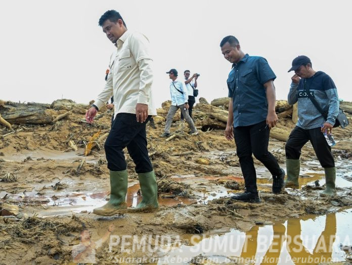 Teks Foto :  Gubernur Sumut, Bobby Nasution meninjau lokasi bencana banjir di Desa Lopian dan Aek Horsik, Kecamatan Badiri, Kabupaten Tapanuli Tengah, baru-baru ini. Juga berdialog bersama masyakat terdampak banjir di lokasi tersebut. (Foto ; Ist) 