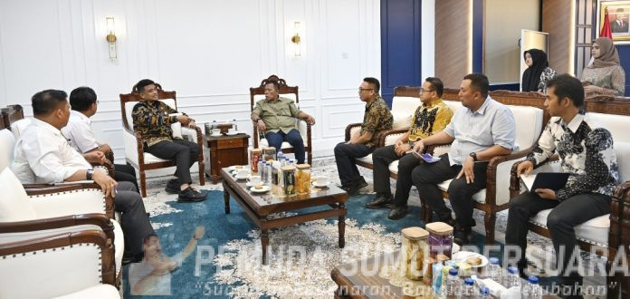 Teks Foto : Gubernur Sumatera Utara (Sumut) Bobby Afif Nasution bertemu dengan Bupati Tapanuli Tengah Masinton Pasaribu dan Kepala Balai Besar Wilayah Sungai (BBWS) Sumatera II Medan di Ruang Kerja Gubernur Lt. 10 Kantor Gubernur Sumut Jalan Diponegoro Nomor 30 Medan, Jumat (10/4/2026).(Foto : Ist)