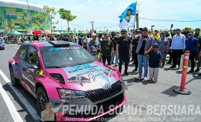 Teks Foto : Gubernur Sumut Bobby Nasution menyaksikan Kejuaraan Nasional Sprint Rally Putaran I Tahun 2026 di Sumut Sport Centre, Kabupaten Deliserdang, Sabtu (11/4/2026). Gubernur Sumut juga turut menyapa masyarakat yang antusias menyaksikan pertandingan tersebut. (Foto : Ist) 