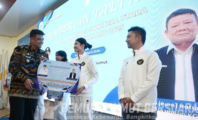 Teks Foto : Gubernur Sumatera Utara (Sumut) Bobby Nasution menyerahkan tali asih kepada atlet Sumut peraih medali pada ajang SEA Games 2025 Thailand di Kantor KONI, Jalan Willem Iskandar, Deliserdang, Jumat (10/04/2026). Pada ajang tersebut, atlet asal Sumut berhasil mengoleksi total 30 medali, dengan perincian 5 medali emas, 16 medali perak, dan 9 medali perunggu. (Foto : Ist)