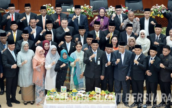 Teks Foto : Gubernur Sumatera Utara (Sumut) Bobby Nasution menghadiri Rapat Paripurna Istimewa Hari Jadi ke-78 Provinsi Sumut di Gedung DPRD Sumut, Jalan Imam Bonjol, Medan, Rabu (15/4/2026).(Foto : Ist).