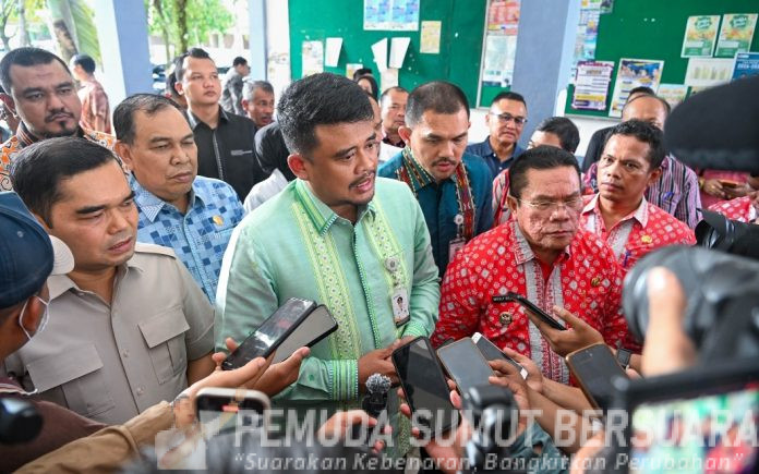 Teks Foto :  Gubernur Sumut Muhammad Bobby Afif Nasution meninjau SMA Negeri 5 Pematangsiantar, Kecamatan Martoba, Kota Pematangsiantar, Kamis (16/4/2026). Peninjauan Gubernur Sumut ini terkait mencari solusi atas sengketa lahan antara Pihak Sekolah dan Pemilik Lahan Sekolah. (Foto : Ist)