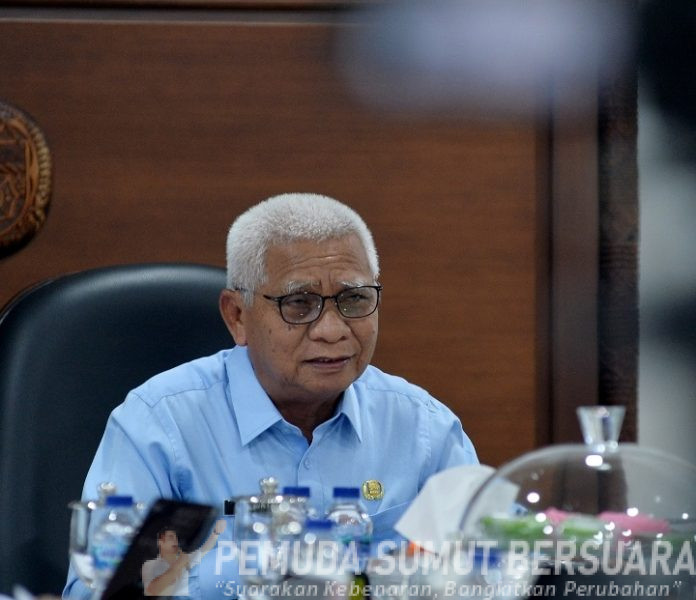 Teks Foto : Wakil Gubernur Sumatera Utara (Sumut) Surya menyampaikan paparan secara daring melalui aplikasi Zoom Meeting kepada Dirjen Keuangan Daerah Kementerian Dalam Negeri (Kemendagri) dalam rangka Penilaian dan Pemberian Penghargaan Pemerintah Daerah Berprestasi di bidang Entrepreneur Government melalui Pembiayaan Kreatif (Creative Financing) Tahun 2026 di Ruang Kerja Lantai 9 Kantor Gubernur Sumut Jalan Diponegoro Kota Medan, Rabu (22/4/2026).(Foto : Ist) 