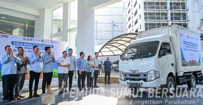 Teks Foto :  Gubernur Sumut Muhammad Bobby Afif Nasution melepas pengiriman Komoditas Cabai Merah Tahap 3 di Halaman Kantor Gubernur Sumut, Jalan Diponegoro No. 30, Medan, Rabu (22/4/2026). Pengiriman Komoditas Cabai Merah Keriting ini merupakan Kerjasama Antar Daerah (KAD) Kabupaten Karo dengan Kota Palangkaraya. (Foto : Ist)