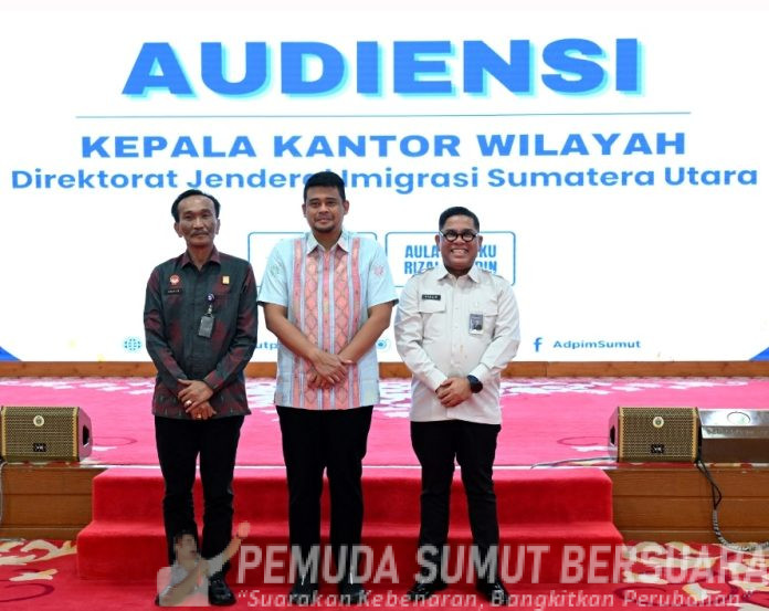 Teks Foto : Gubernur Sumatera Utara (Sumut) Muhammad Bobby Afif Nasution didampingi sejumlah OPD, menerima audiensi Kepala Kantor Wilayah Direktorat Jenderal Imigrasi Sumut, Parlindungan, beserta jajaran di Aula Tengku Rizal Nurdin, Jalan Sudirman No. 41, Medan, Kamis (23/04/2026).(Foto : Ist) 